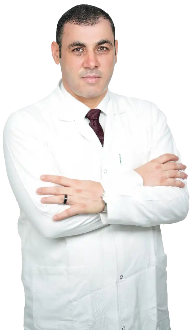 دكتور علاء السخاوي أثناء الكشف على المرضى في عيادة القلب